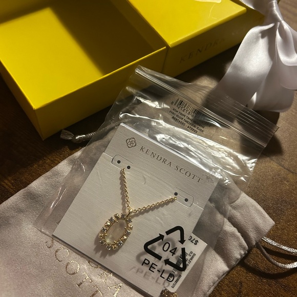 Kendra Scott Elegant Gold Necklace Opal Pendant w/ Box, Dustbag & Bow NEW Gift - Picture 6 of 7